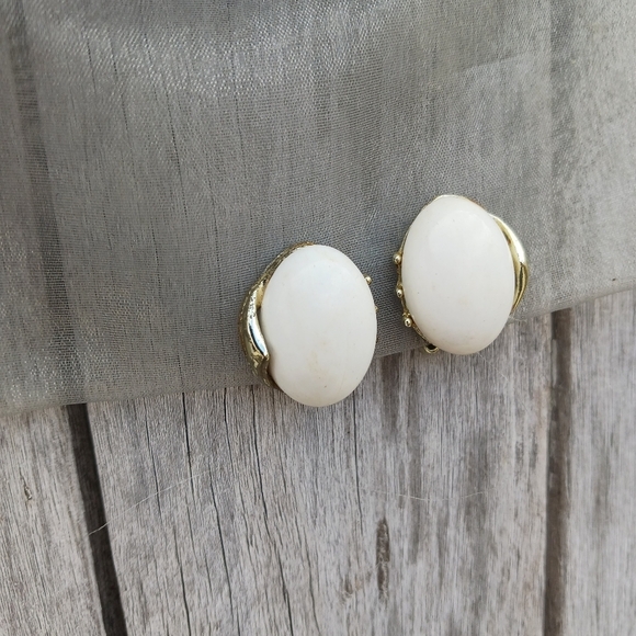 Vintage Oval Milk Glass Silver Tone Clip On Earrings - Picture 3 of 5